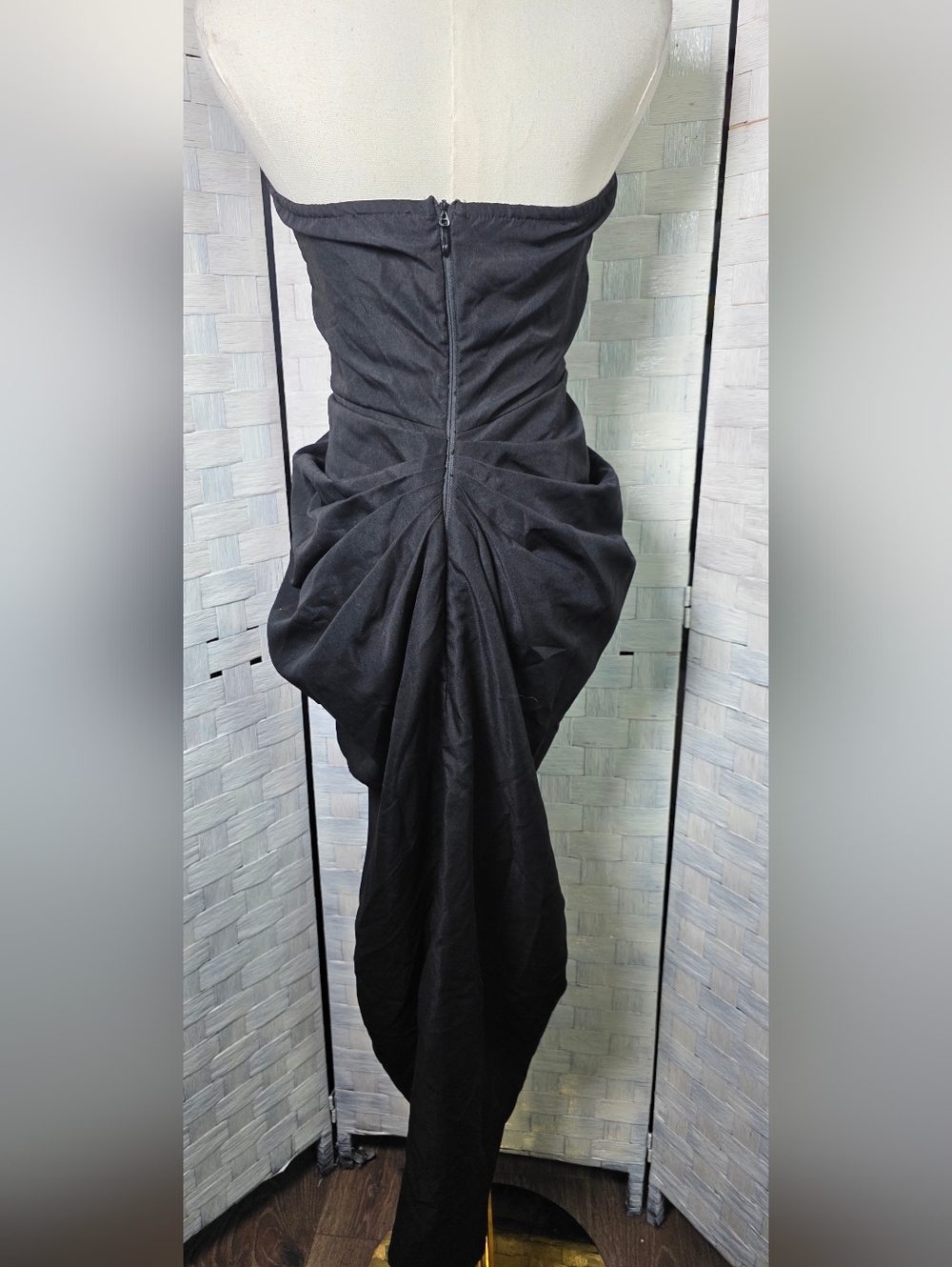 PrettyLittleThing Strapless Black Sweetheart Draped Evening Dress - Picture 6 of 10